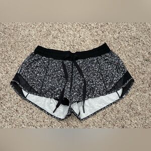 lululemon athletica hottie hot shorts 2.5”